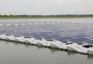 Un des premiers systèmes solaire flottant en mer